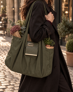 Mauvron Key-Bag in Onyx gefaltet mit Schlüsseln auf Marmor, Espresso und Rose